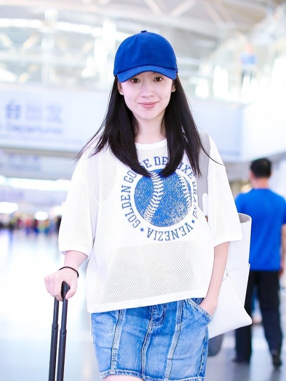 明星爱街拍:“皇后娘娘”董洁清新搭配 现身机场