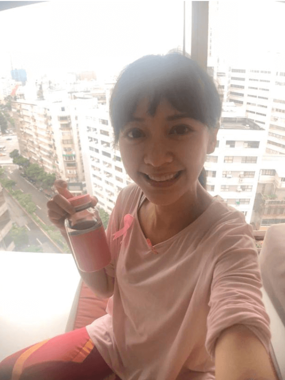 孕妈陈意涵晒粉嫩自拍 发夹与衣服撞色少女心十足