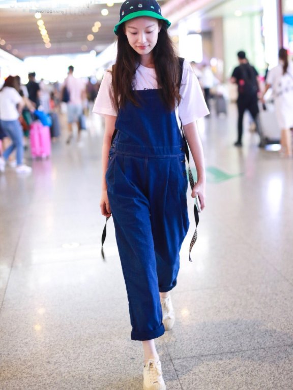 倪妮街拍换风格了?背带裤穿得太俏皮了,搭配双肩包清甜似学生!