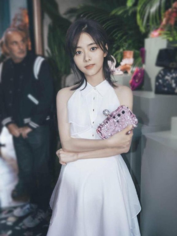 谭松韵把小白裙又穿出来,格外好看