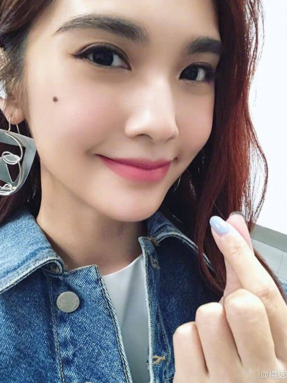 杨丞琳比心喊话看演唱会粉丝:老杨看见你们啰