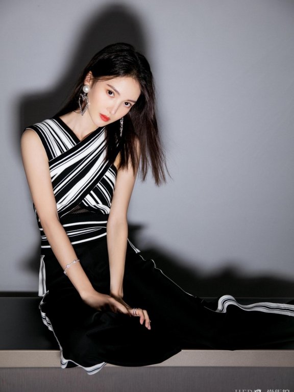 金晨助阵Tadashi纽约秀场 黑白条纹装气场全开