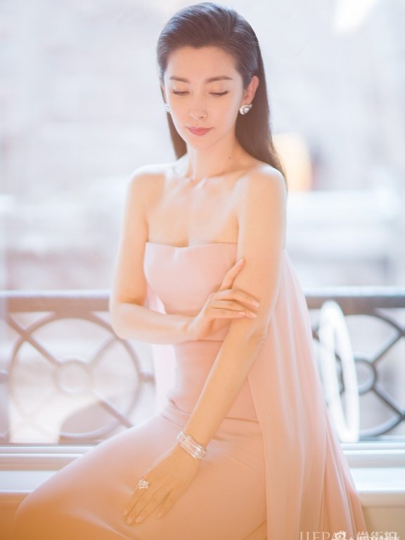 李冰冰助阵纽约时装周 粉色抹胸裙锁骨杀强势吸睛