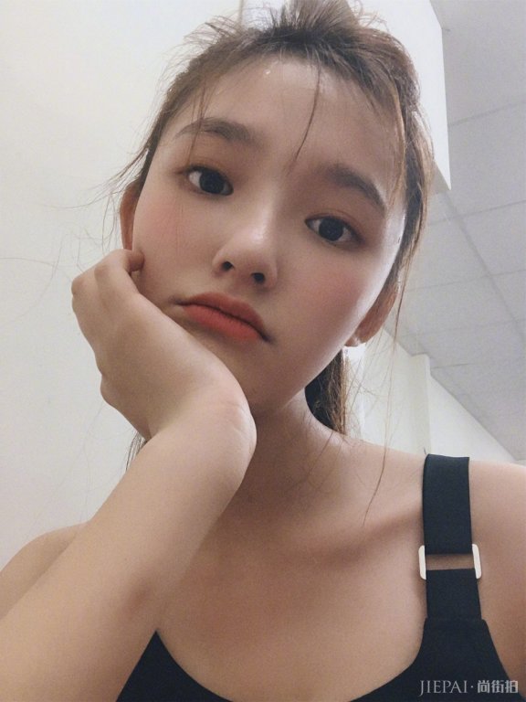 美妆博主林允再次上线 叠涂唇色好玩又好看