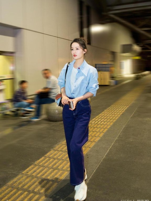 李沁启程米兰时装周 随性搭配成就一抹清爽
