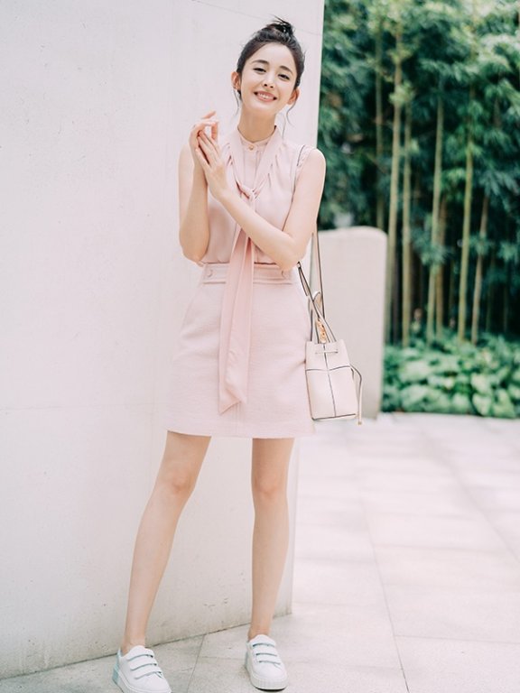 娜扎应邀启程纽约时装周 叠搭莫兰迪粉少女力十足