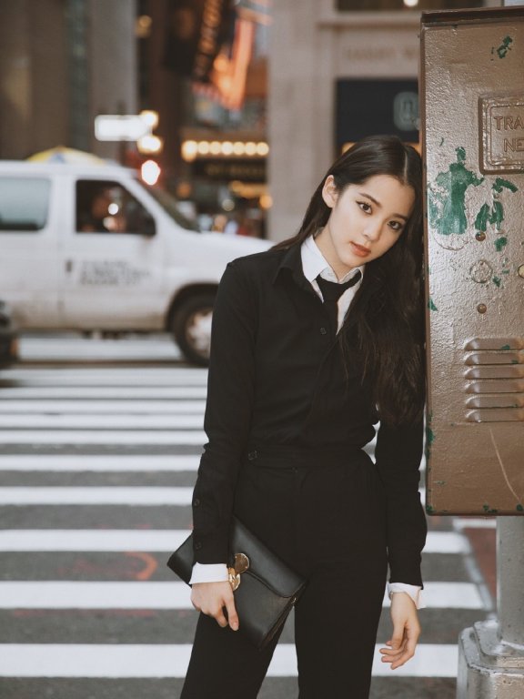欧阳娜娜亮相纽约时装周 黑色套装演绎摩登女郎