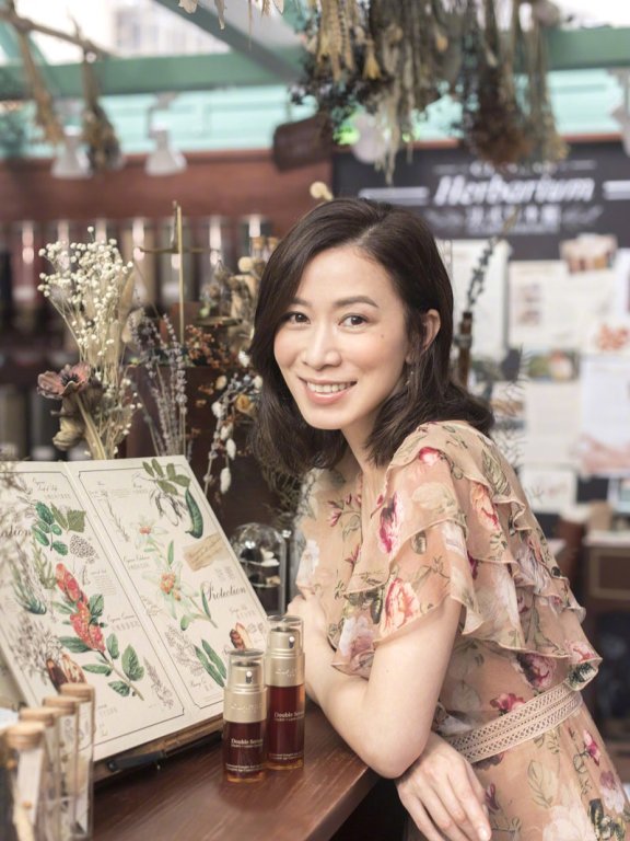 佘诗曼V领纱裙现身 优雅大气惊艳全场