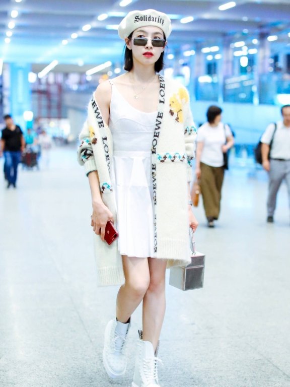 宋茜穿小白裙现身机场 香肩迷人