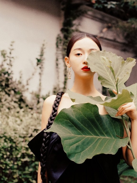 吴谨言登VOGUE Me大片 魏姐置身悠远院落上演一出「游园惊梦」