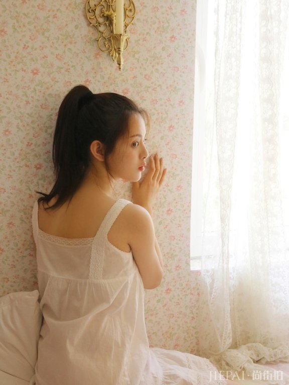 宅男女神杨超越私家闺房照曝光 少女感清纯如蜜桃