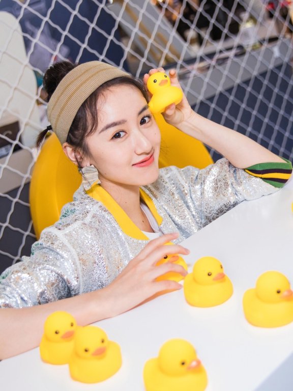 袁冰妍出席活动 化身氧气少女尽显阳光气质