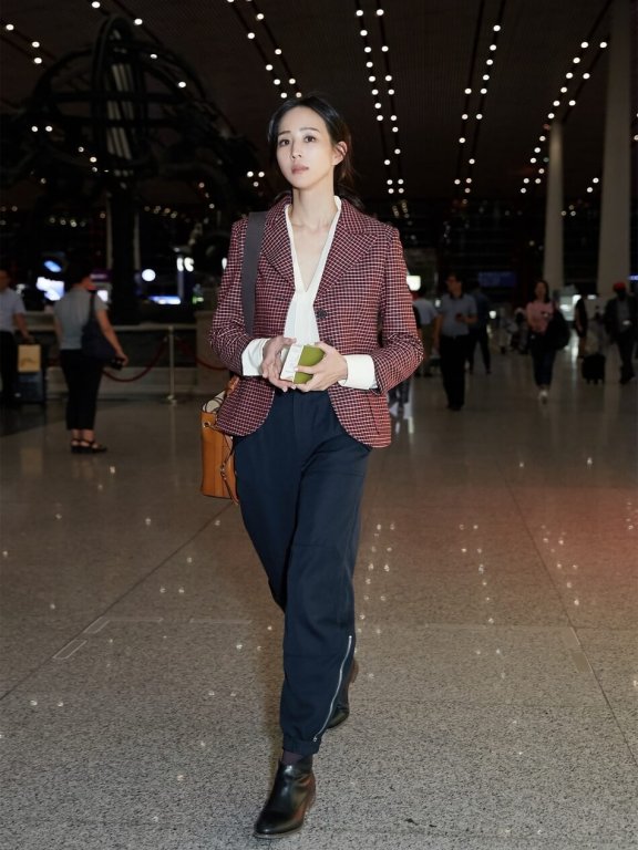 张钧甯机场街拍 帅气英伦风示范初秋穿搭