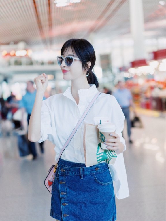 张俪机场秀长腿 白衬衫配牛仔少女感十足