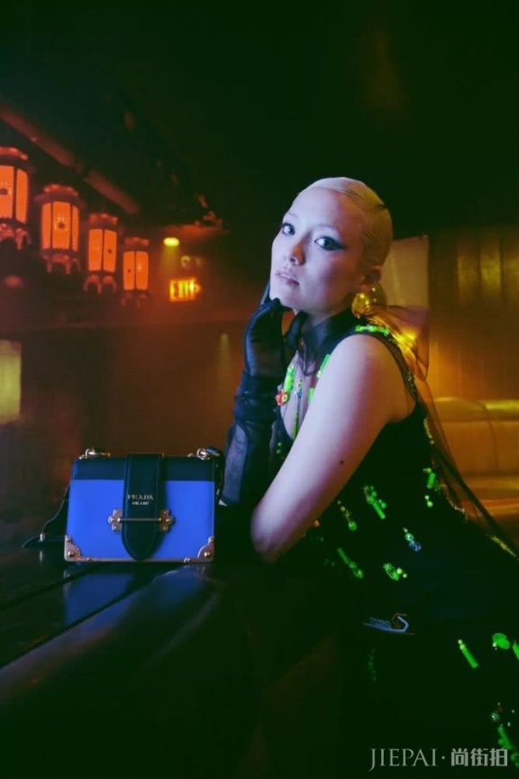 这款包包好看就算了,连送货员也这么帅。