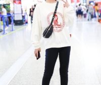 杨紫分手后更美了，白色卫衣搭马丁靴，柔中带刚