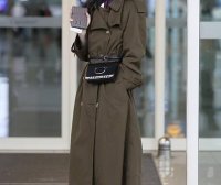 崔雪莉仙女裙造型配麻花辫甜到齁,搭配毛手套变成了“喵星人”