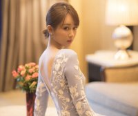 杨紫现身金鹰节 身型优雅似白天鹅