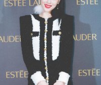 崔雪莉穿黑白拼接毛呢裙,满满的宫廷风,耳饰超吸睛