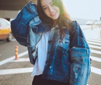 杨幂和迪丽热巴都穿经典单宁外套,你更喜欢谁的搭配?