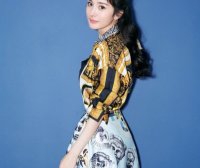 32岁杨幂硬穿出了18岁的样子!白色短袖+黄色吊带裙,真美