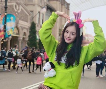 厉害了!杨幂孙俪全靠这件卫衣秒回18岁少女状态