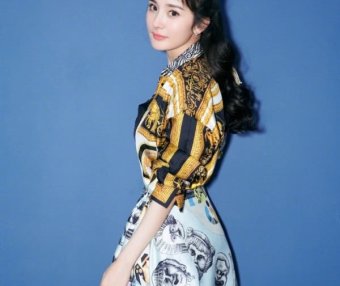 32岁杨幂硬穿出了18岁的样子!白色短袖+黄色吊带裙,真美