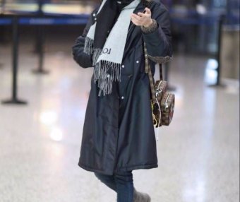 郑爽想突破自己尝试性感风格,没想到被她几万块的包抢镜了!