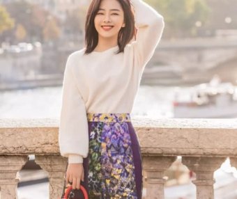 什么是时髦高级感?素有“穿搭教科书”的谭松韵在巴黎街头扭腰示范