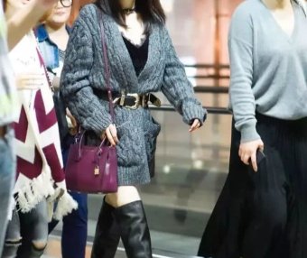 今年秋冬,杨幂的毛衣搭配穿法又火起来了