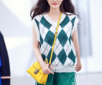 杨幂在节目里很出彩,这句话亮了,身上的衣服更时髦