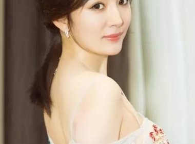 头发长别老披着！这10种发型让你又美又有女人味！