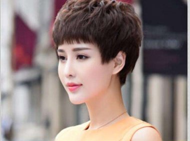 奔四女人不要扎过时发型了! 今年流行的这几款发型让你减龄又显气质