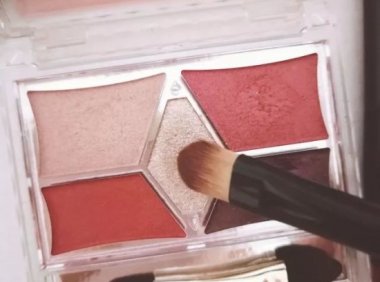 桃花妆眼影画法 怎样画好桃花妆眼影