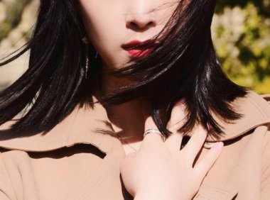 蒋欣总算换发型，软萌齐刘海配烈焰红唇又帅又美，焕然一新太惊艳