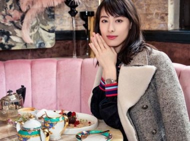 梁洛施晒美照，剪刘海清纯似少女，真不像三个孩子的妈！