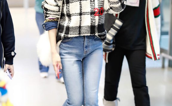 宋茜也太瘦了吧?这么紧的牛仔裤还能塞进两件厚上衣,真有90斤?