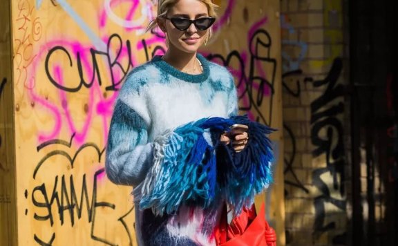 看街拍学搭配 2018秋冬这5件毛衣让你轻松搭出时尚感