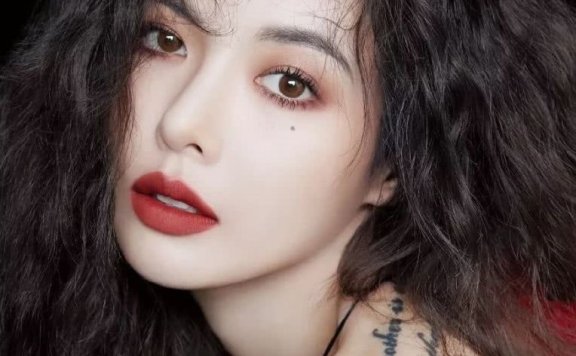 yamy画泪痣比眼球还抢镜,这些奇葩眼妆没颜值可不好驾驭