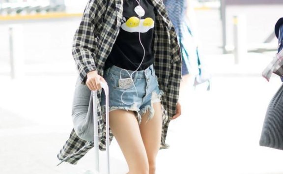 黄婷婷再现“怪味时尚”，自制短裤搭配长裙，网友直呼看不懂！