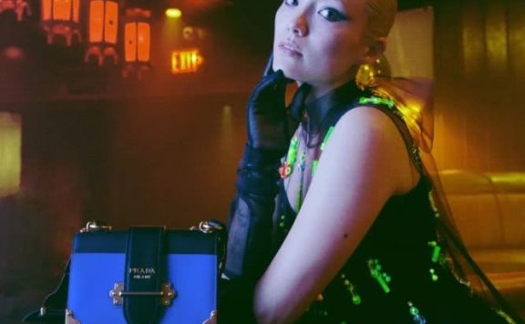 这款包包好看就算了，连送货员也这么帅。