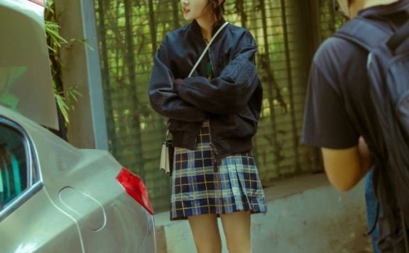 周冬雨百褶裙穿出学生范，脚踩马丁靴秀美腿