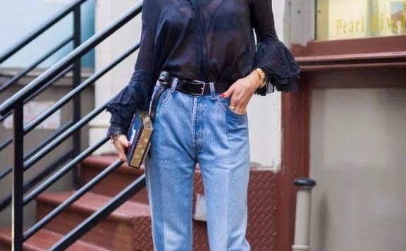 初秋打造你的时尚造型，有这 4 条牛仔裤就够了！