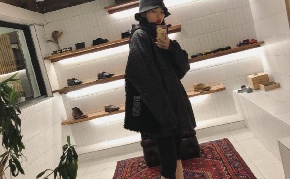 金泫雅晒出一组私服，把裤脚当手套又当腰带，这效果看得头皮发麻