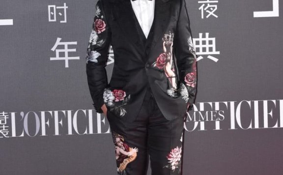 男明星争艳不输女明星,王凯高跟鞋抢眼,“小心机”十足