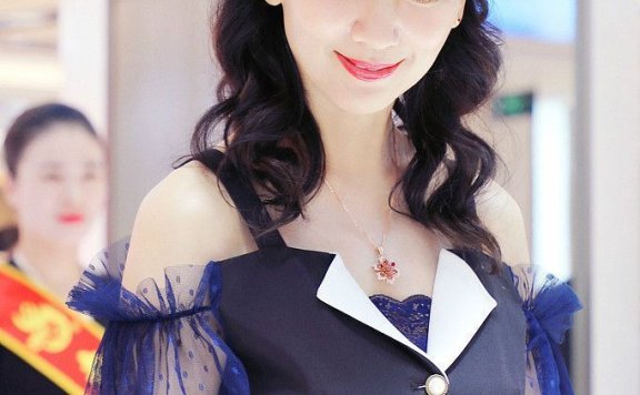 赵雅芝穿衣打扮和小姑娘一般 皮肤紧致,宛如少女