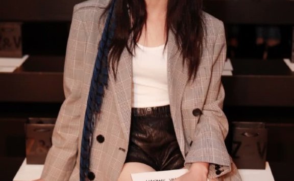 Yamy时装周尽展高级脸,头发上编根羽毛耀眼全场