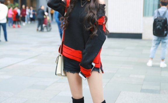 秋季毛衣搭配的好，撞衫也不怕，看街头美女穿出仙女气质