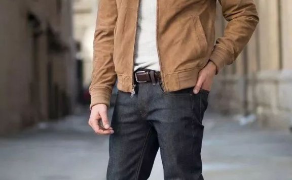 偷偷穿上爸爸飞行员夹克,发现到现在一点也不过时