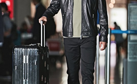 功夫野人谷尚蔚回国现身机场 状态轻松感恩影迷粉丝